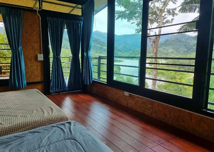 Baanhatsompaen Homestay