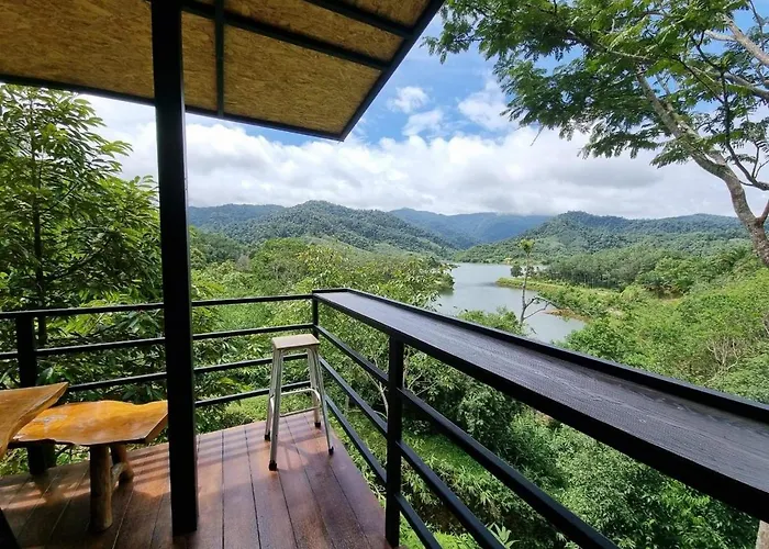 Baanhatsompaen Homestay