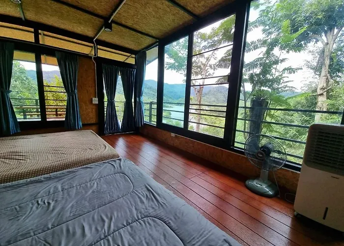 Baanhatsompaen Homestay