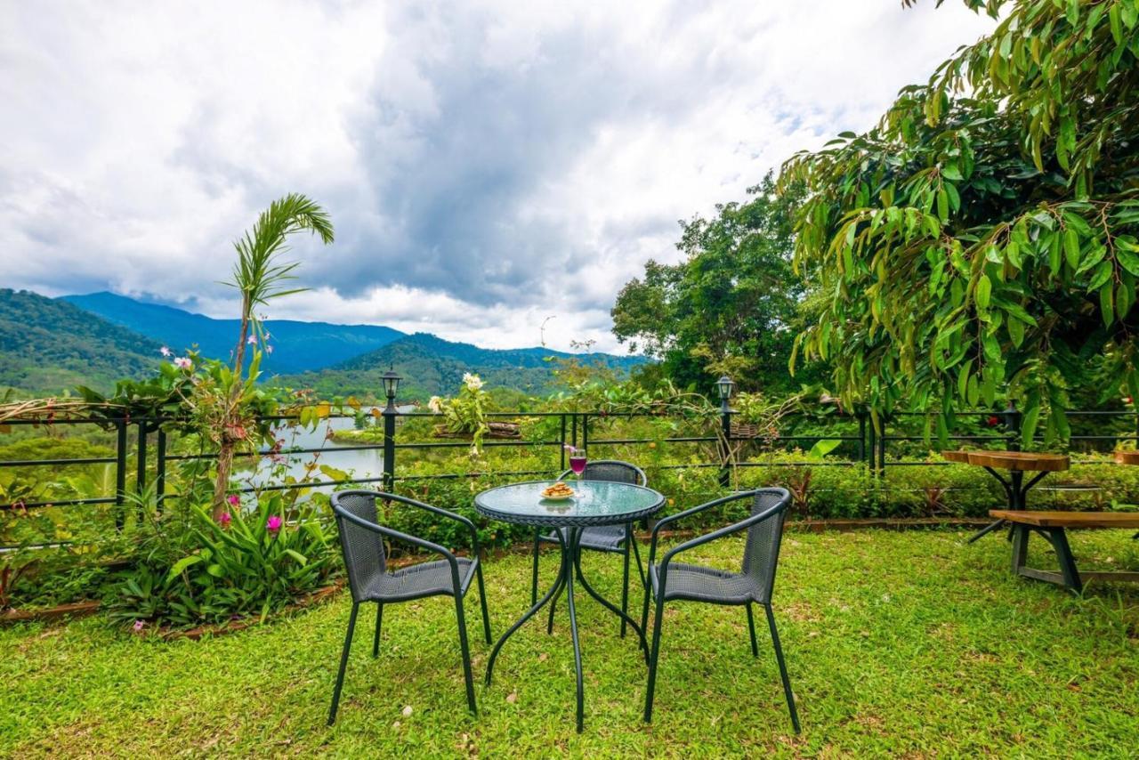 Baanhatsompaen Homestay *
